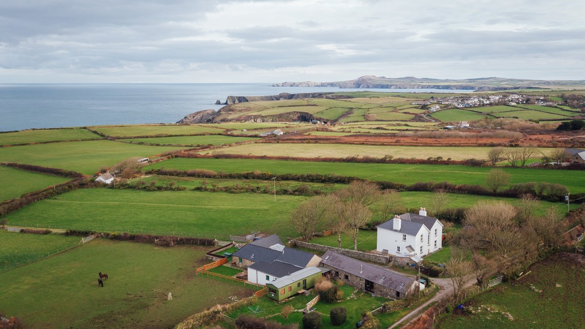 Asheston Eco Barns Luxury Eco Cottages for Groups, Penycwm
